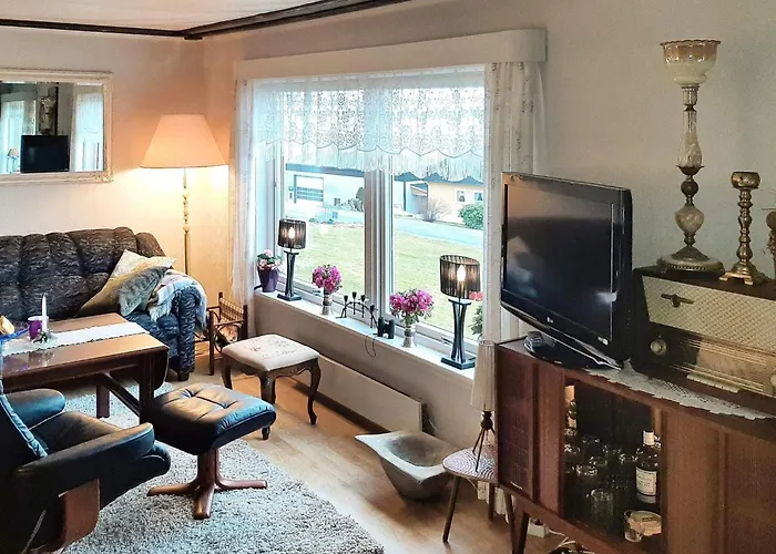 6 Person In Aram-by Traum *