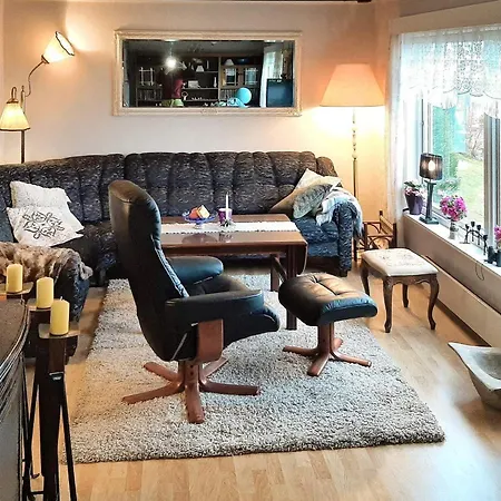 6 Person In Aram-by Traum *