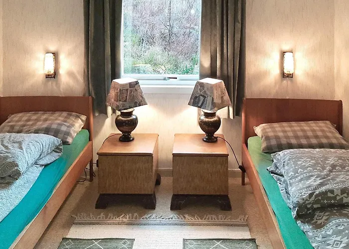 6 Person In Aram-by Traum